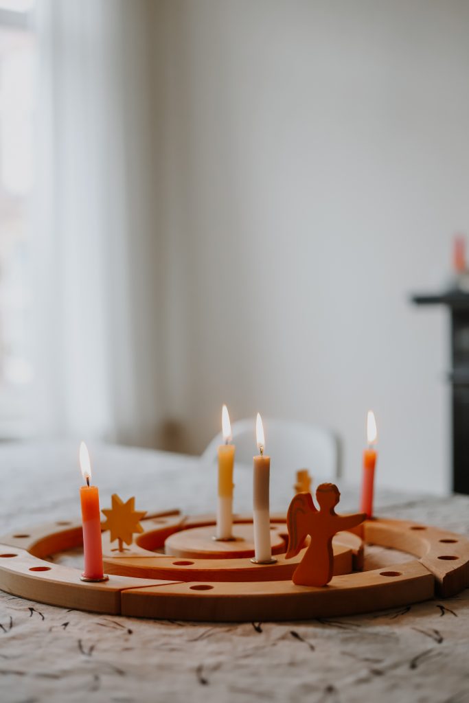 Adventsspirale von Grimms: Nachhaltiger Adventskalender aus Holz - Dip Dye Kerzen Frau Gold