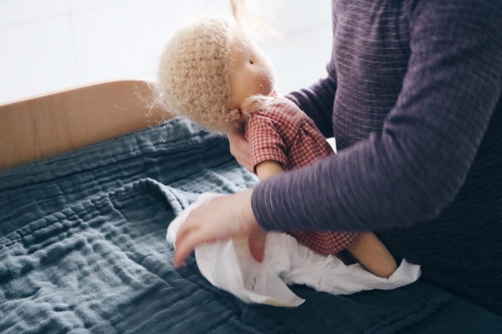 Wickeltisch und Babypflege für Minimalisten einfach Familie leben