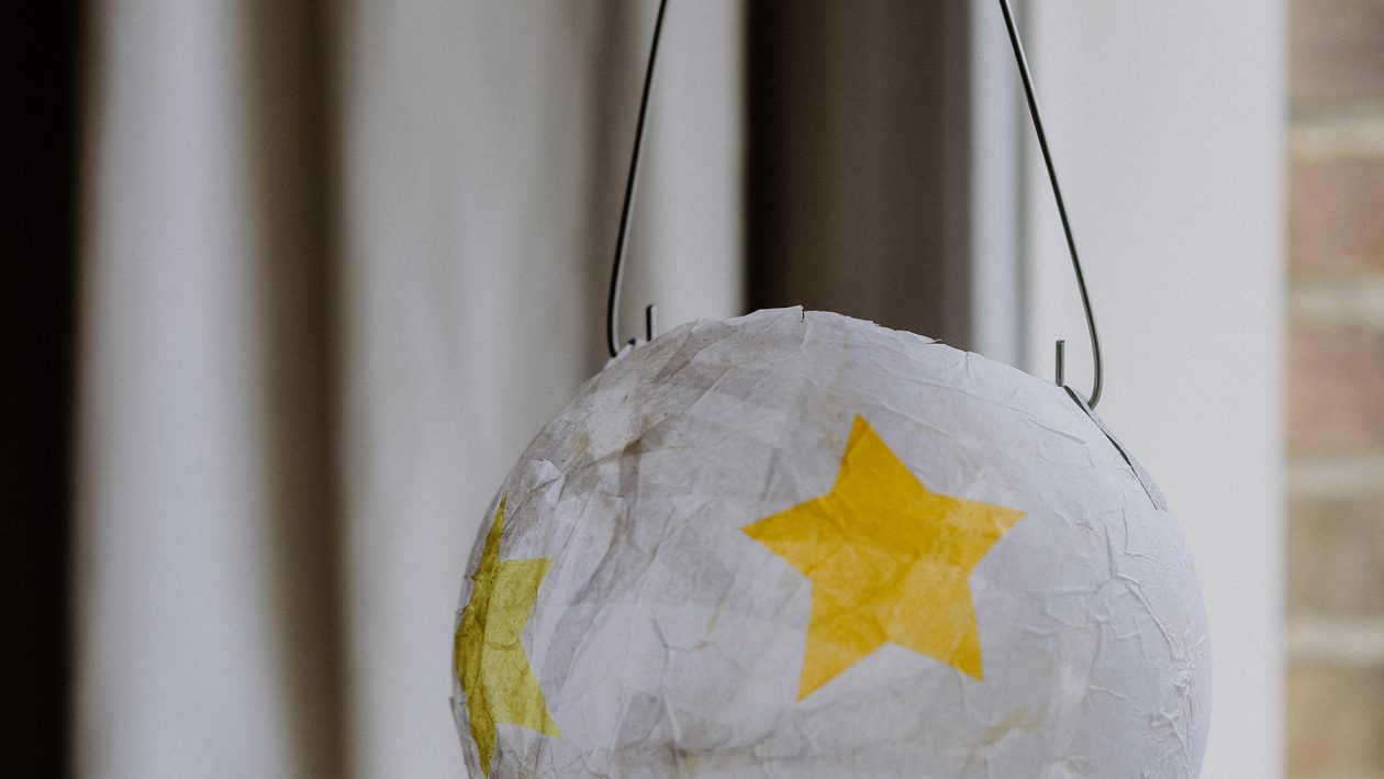 Laterne selbst basteln: Einfache Anleitung inkl. Rezept für Bastelkleber