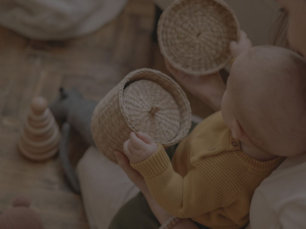 Montessori Aktivitäten für Babys: Schatzkorb ab ca. 6 Monaten