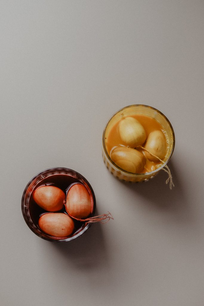 Eier natürlich färben: Nachhaltiger Osterstrauch 