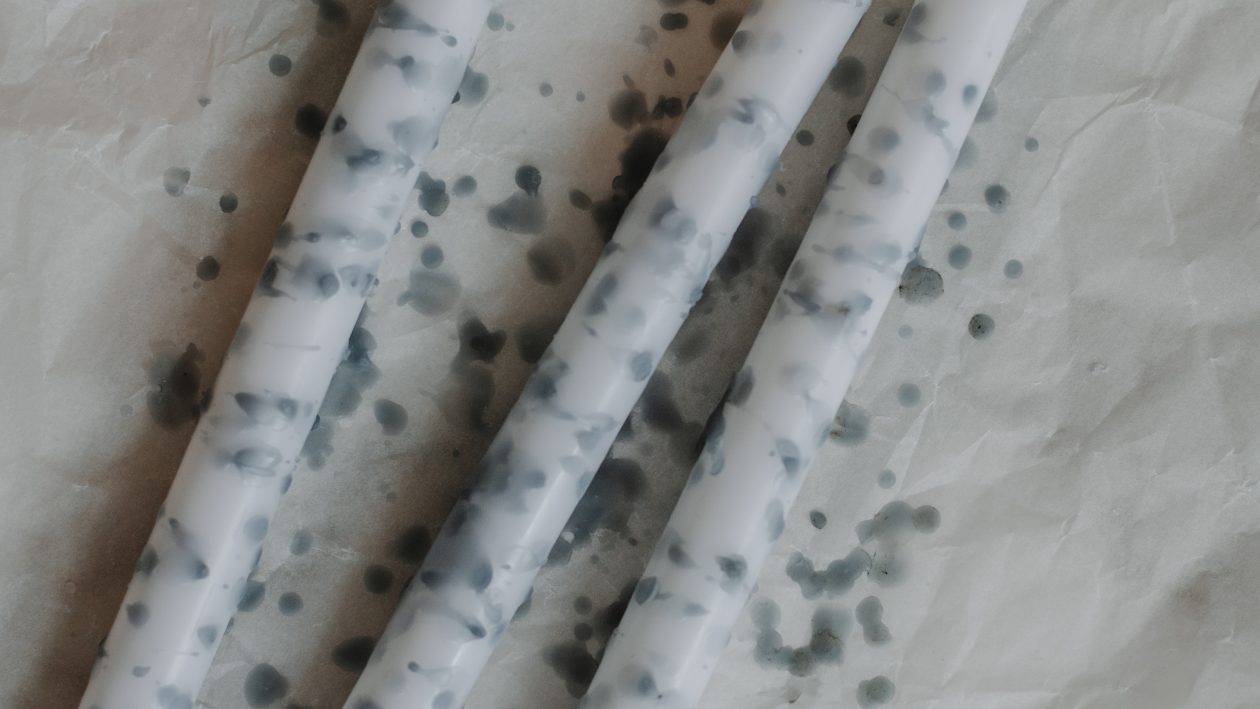 Gesprenkelte Kerzen einfach selber machen - aka Konfettikerzen