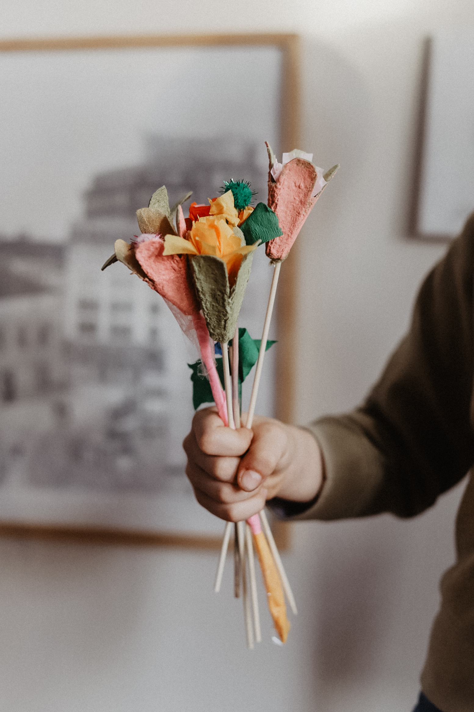 Papierblumen, die einfache Bastelidee für Kinder - auch zu Ostern 