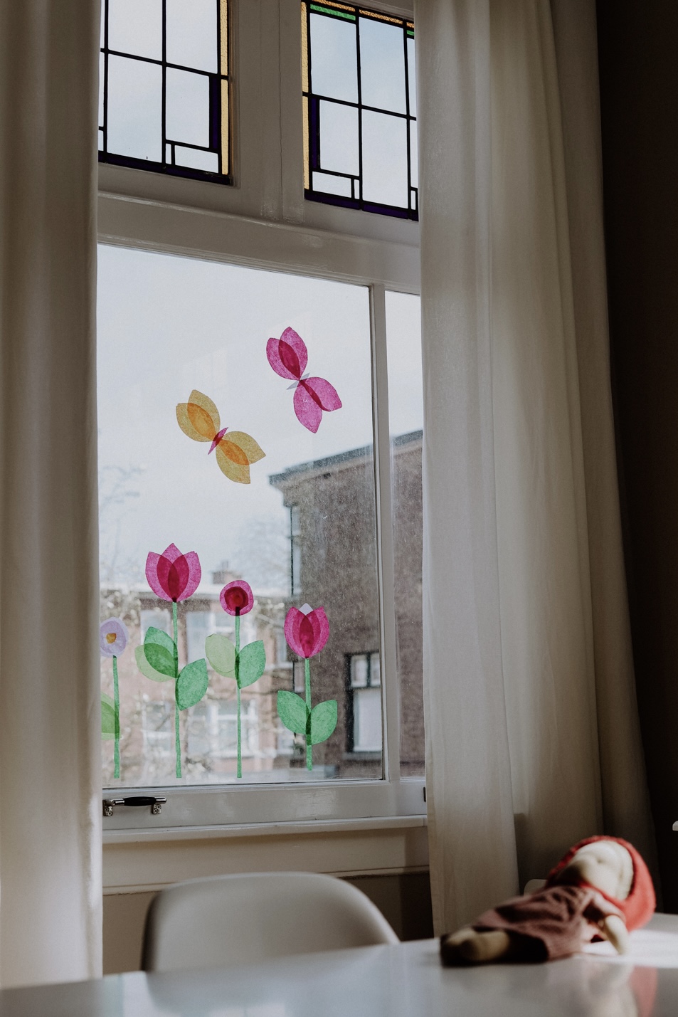 Frühlingshafte Fensterbilder aus Seidenpapier und Mehlkleber